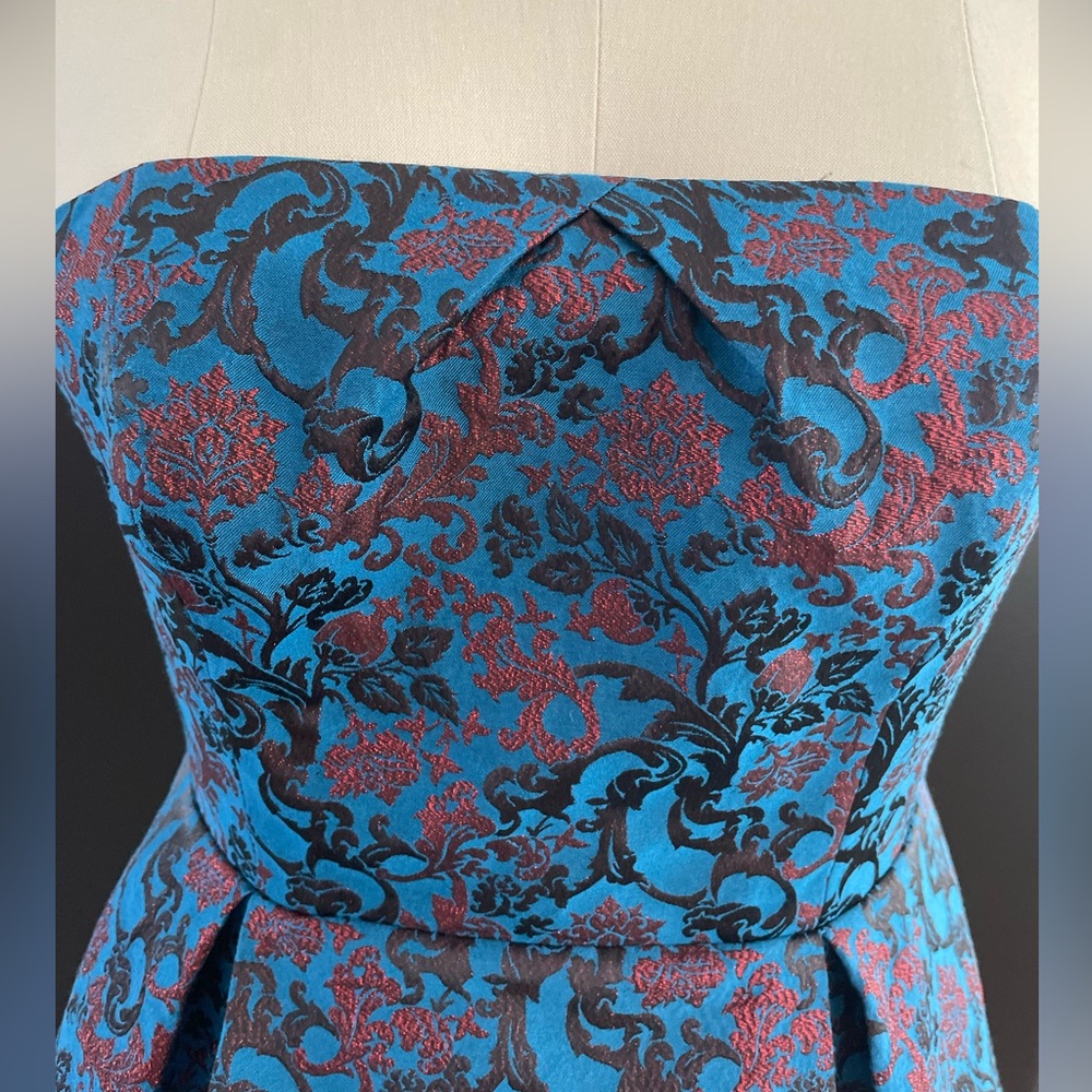 Leifnotes strapless dress.